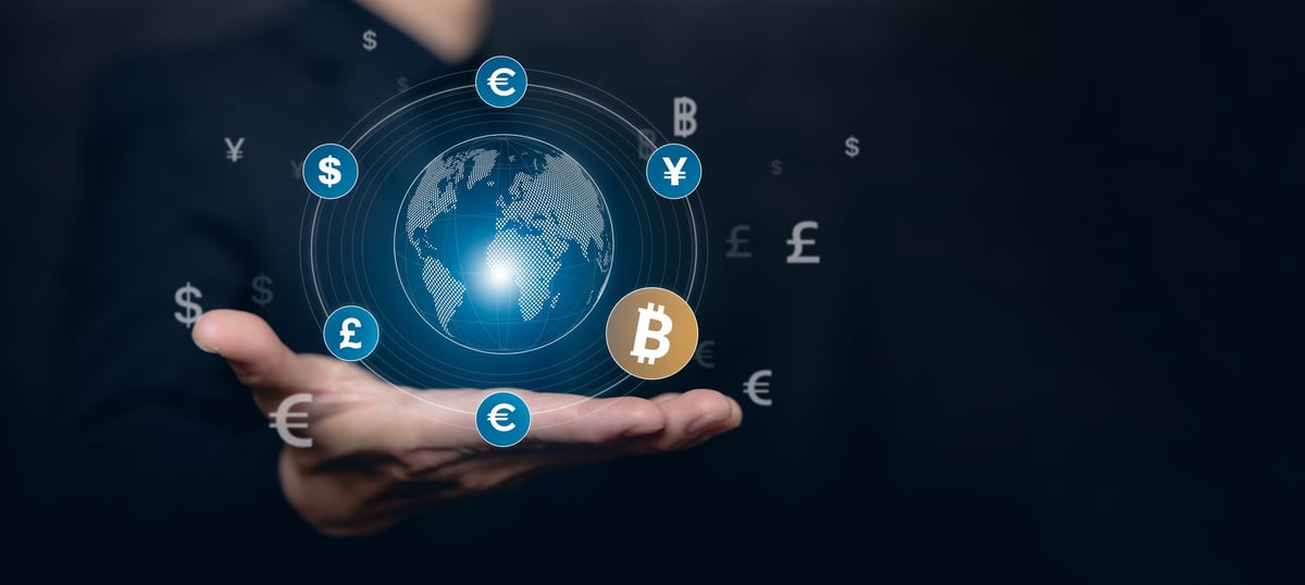 Profesional presentando una interfaz global de moneda digital con símbolos financieros internacionales